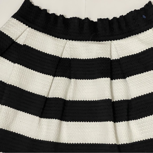 EXPRESS Black & White Striped Mini Skirt Elastic Waist Womens Size M - Picture 6 of 13